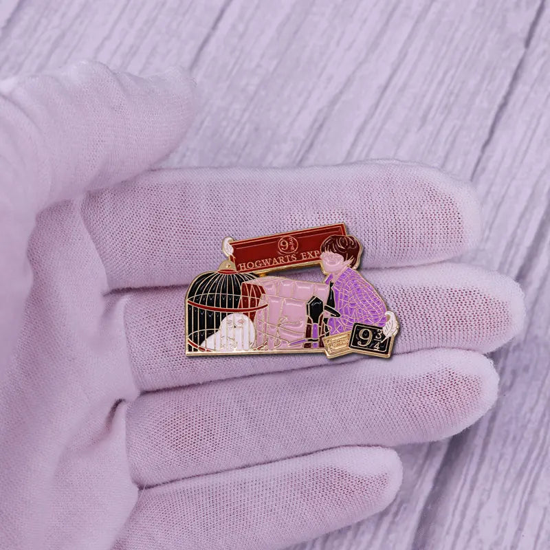 Wizarding World Train Platform Baggage Brooch - Image 3