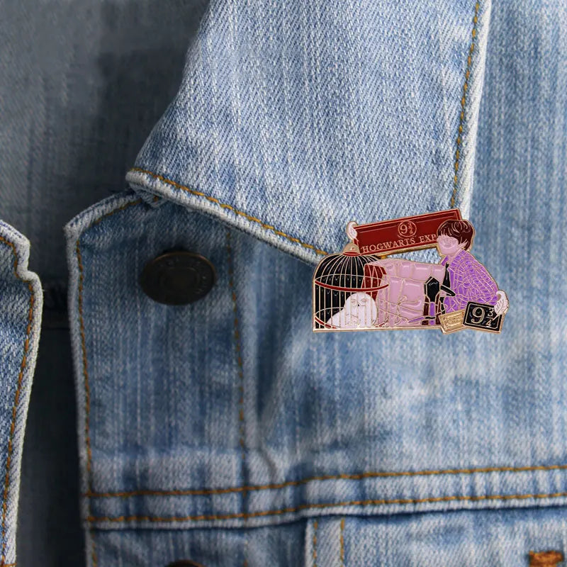 Wizarding World Train Platform Baggage Brooch - Image 4